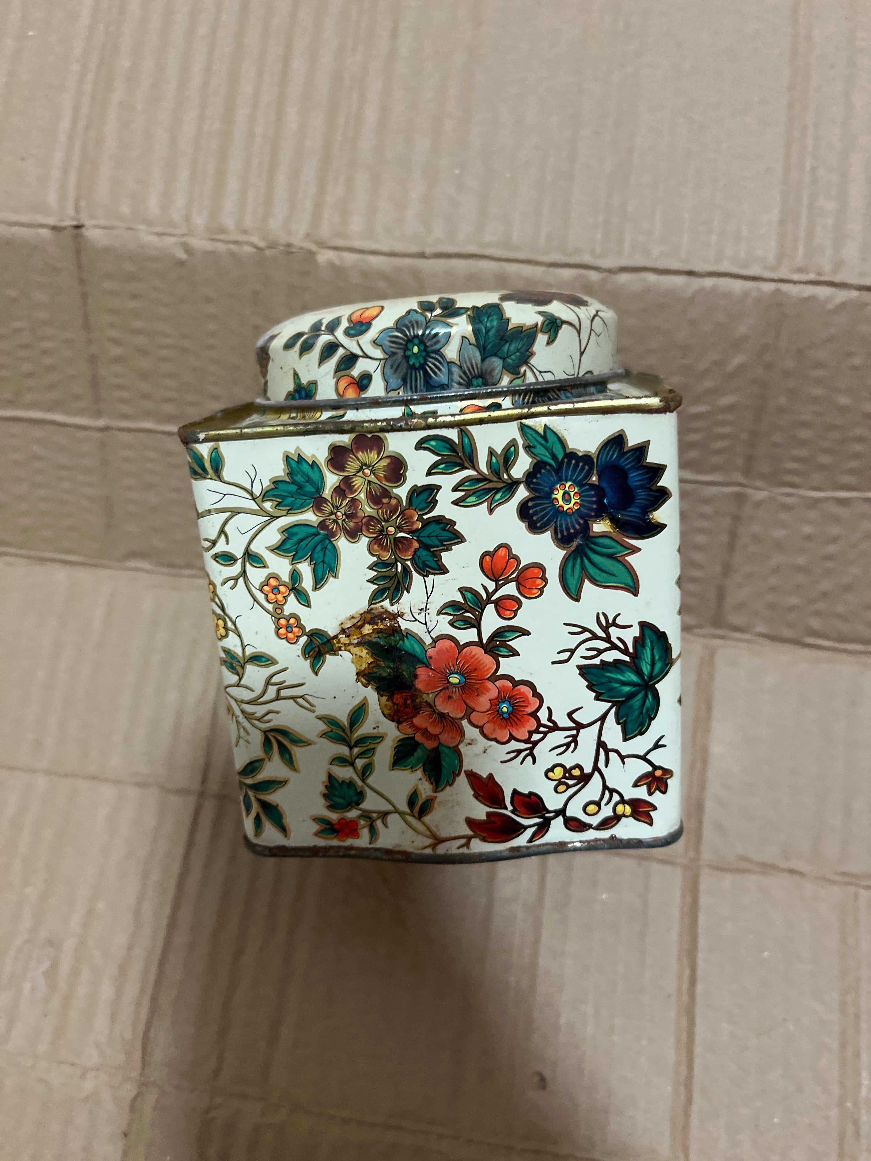 Collectible flower tin